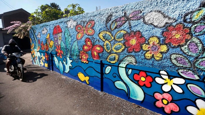 Mural Penuh Warna-warni Ini Percantik Permukiman di Bandung Dalam rangka menyambut HUT RI ke-75, para seniman di Bandung ikut meramaikan dengan cara membuat mural bertajuk 'Ayo Mewarnai' pada 9 jalanan kawasan permukiman di Bandung.