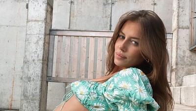Hobi Minum Jus, Ini Nicole Poturalski Pacar Baru Brad Pitt yang Cantik