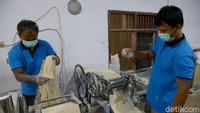 Dalam satu hari, pabrik milik Samino ini bisa memproduksi hingga 1,5 ton mie.