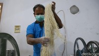 Namun, saat pandemi merebak pabrik rumahan ini hanya mampu memproduksi 1 ton.