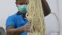 Samino menjual mie tersebut ke 206 UKM yang terletak di Tangerang dan Jakarta.