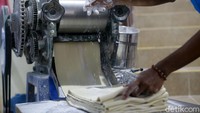 Ia menjual mie tersebut dengan harga Rp 14-18 ribu per kilogram.