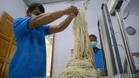 Selain membuat mie, Samino juga sering memberikan pelatihan membuat mie ayam kepada masyarakat.