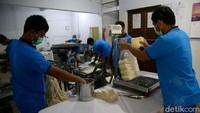 Para pekerja tengah memproduksi mie di kawasan Jalan Masjid, Sudimara Timur, Kota Tangerang, Kamis (27/8/2020).