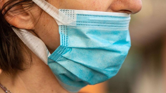 Pakai masker Pakai masker di bawah hidung