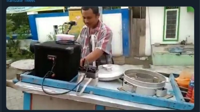 pedagang makanan nyanyi dan joget
