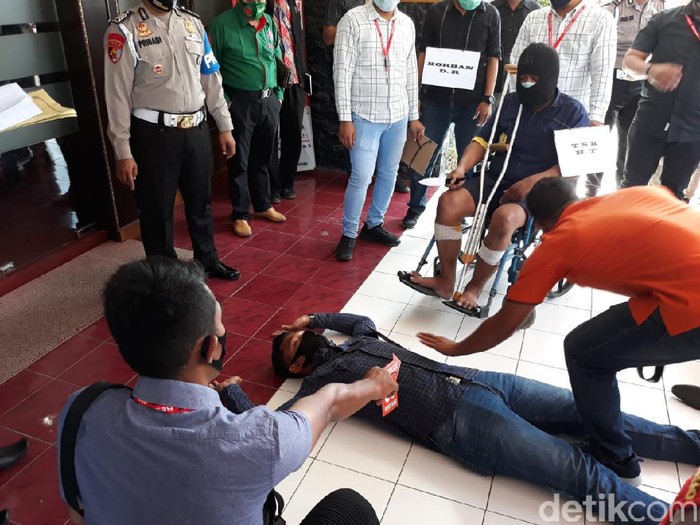 Pembunuhan sekeluarga di Sukoharjo direkonstruksi di Polres Sukoharjo, Kamis (27/8/2020).