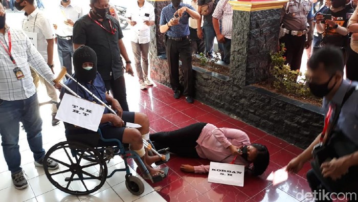 Pembunuhan sekeluarga di Sukoharjo direkonstruksi di Polres Sukoharjo, Kamis (27/8/2020).