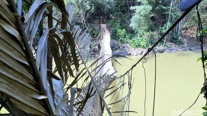 Tali seling jembatan gantung di kawasan Sukabumi, putus pada Senin (24/8) lalu. Akibatnya 11 orang terjatuh ke sungai.