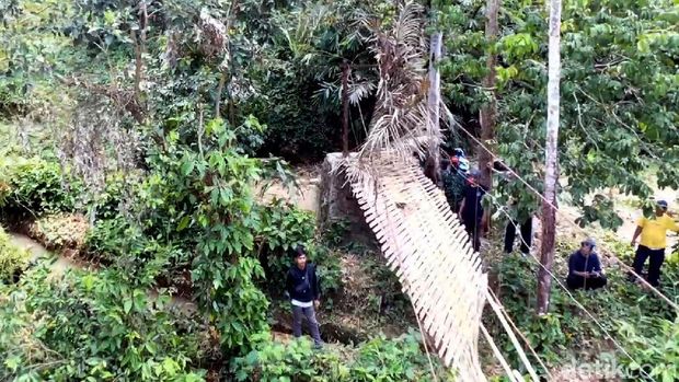 Tali seling jembatan gantung di kawasan Sukabumi, putus pada Senin (24/8) lalu. Akibatnya 11 orang terjatuh ke sungai.
