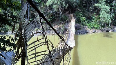 Potret Jembatan Putus yang Bikin 11 Orang Jatuh di Sukabumi