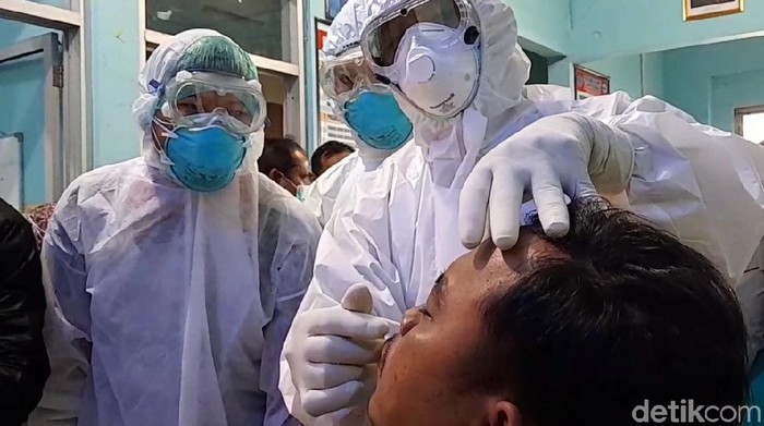 Pengambilan sampel swab di Brebes