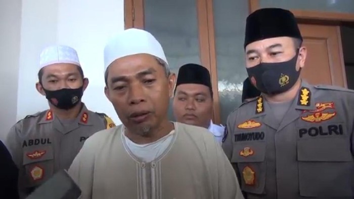 Pengasuh Ponpes Darul Amin Robatal, KH Abdul Malik