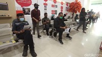 Sejumlah warga tampak antre untuk mendonorkan darahnya.