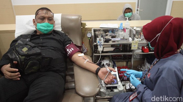 PMI Penuhi Kekurangan Stok Darah di Masa Pandemi Sejak pandemi COVID-19 jumlah pendonor menurun padahal setiap harinya. DKI Jakarta memerlukan sekitar seribu kantong darah.