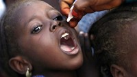 Akibat pandemi COVID-19, kegiatan pemberantasan polio di benua Afrika sempat ditangguhkan. Namun bisa dilakukan kembali dengan aturan kesehatan yang ketat. AP Photo/Sunday Alamba  