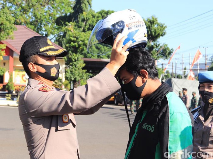 Berbagai upaya dilakukan polisi Tuban untuk mengingatkan masyarakat soal protokol kesehatan. Salah satunya dengan menggandeng ojek online (ojol).