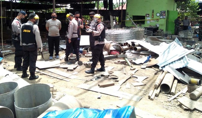Ledakan terjadi di bengkel las di Binjai. Ledakan itu menewaskan empat orang dan menyebabkan sembilan orang lainnya luka berat.