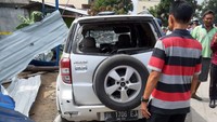 Serpihan ledakan dari tabung gas itu membuat sejumlah orang terluka dan merusak mobil yang melintas.