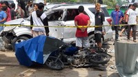 Setidaknya, ada dua mobil dan satu motor yang mengalami kerusakan hingga 70 persen akibat ledakan itu.