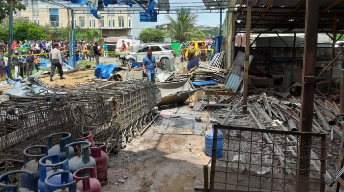 Ledakan terjadi di bengkel las di Binjai. Ledakan itu menewaskan empat orang dan menyebabkan sembilan orang lainnya luka berat.