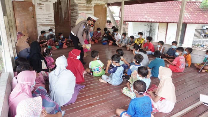 Puluhan siswa belajar online di balai desa, Aceh.