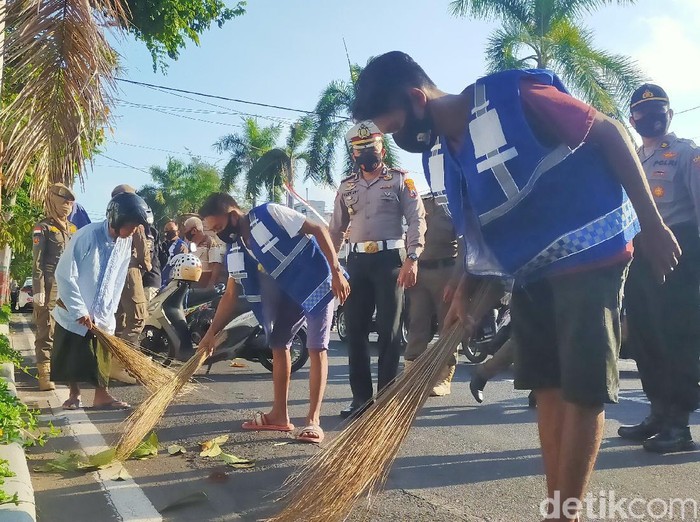 Polisi di Banyuwangi semakin gencar melakukan razia penerapan protokol kesehatan. Polisi memiliki wacana menerapkan sanksi denda bagi pelanggar.