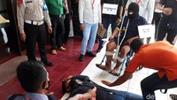 Pelaku membunuh Rafael yang menangis melihat kedua orang tuanya bersimbah darah. Sementara Dinar yang masih berusia 6 tahun dibunuh di dalam kamarnya.