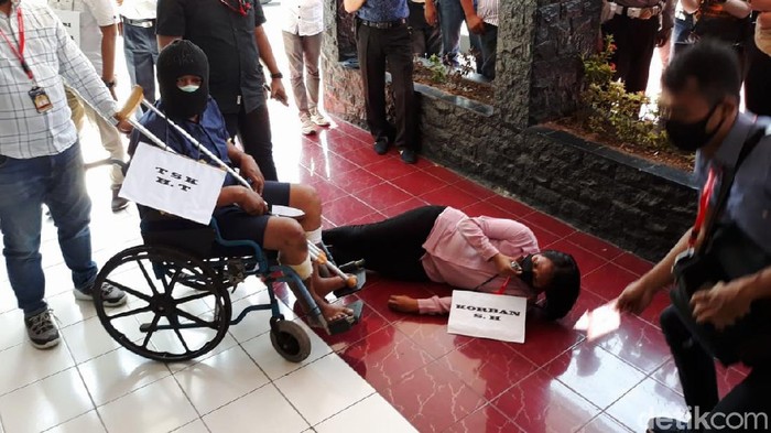 Polisi menggelar rekonstruksi pembunuhan empat orang sekeluarga di Sukoharjo. Rekonstruksi menggambarkan mulai dari kedatangan pelaku hingga pembuhunan empat orang sekeluarga.