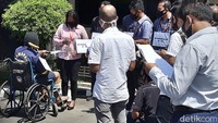 Dalam rekonstruksi, terlihat bahwa Sri Handayani dibunuh paling pertama oleh Henry Taryatmo. Tusukan dilakukan antara lain mengarah ke ulu hati dan perut kanan.