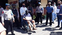 Henry Taryatmo menjalani rekonstruksi di Mapolres Sukoharjo dengan duduk di kursi roda.