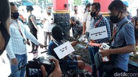 Henry Taryatmo juga memperagakan saat melakukan penusukan kepada Suranto. Penusukan dilakukan di ulu hati dan perut Suranto. 