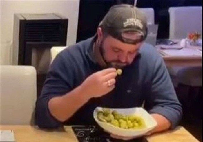 Rekor makan cepat dalam waktu satu menit