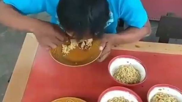Rekor makan cepat dalam waktu satu menit