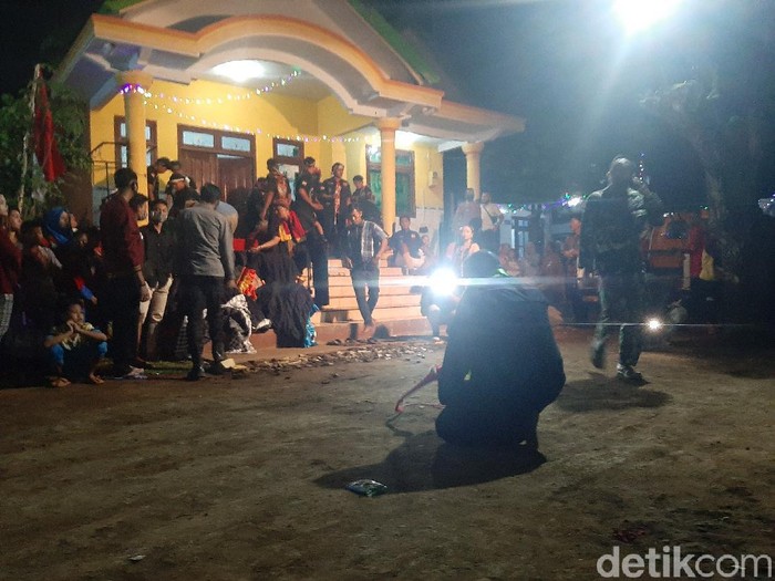 Ritual Suro digelar warga Desa Dringu, Kabupaten Probolinggo. Ritual digelar untuk mengusir wabah COVID-19 yang berlarut-larut di bumi pertiwi.