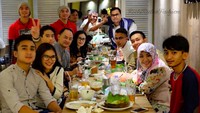 Bersama keluarga Iis Dahlia, Rizki dan Ridho buka puasa bersama di tahun 2017. Tak lupa mereka berfoto bersama usai menghabiskan seluruh makanan. Foto: Instagram da2_rizki123