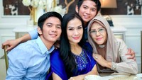 Begini pose kompak duo RR dan Iis Dahlia saat habiskan tea time bersama. Saking dekatnya, Rizki dan Ridho juga memanggil Iis dengan sebutan ‘mama’. Foto: Instagram da2_rizki123