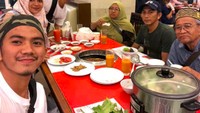Makan shabu-shabu dan yakiniku jadi cara Rizki habiskan waktu berkualitas bersama keluarga. Kompak ya mereka! Foto: Instagram da2_rizki123