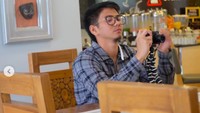 Lagi sarapan di hotel, Rizki asyik memainkan kameranya. Rupanya ia sedang jalani syuting di Cirebon saat itu. Foto: Instagram da2_rizki123