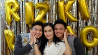 Rizki dan saudara kembarnya, Ridho memang sangat dekat dengan Iis Dahlia. Bahkan Iis sudah dianggap seperti ibu mereka sendiri. Ini momen ketiganya saat foto di tengah acara. Foto: Instagram da2_rizki123