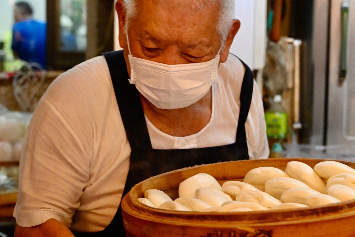 Roti Kukus Kaki Lima yang Dijual Kakek Ini Dapat Bib Gourmand Michelin
