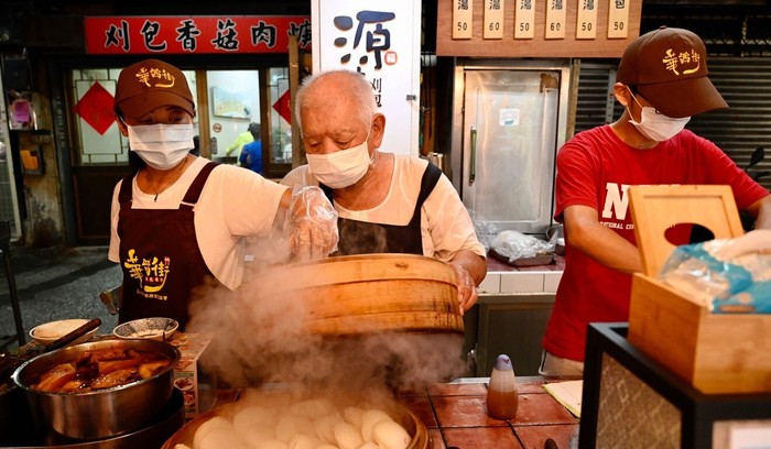 Keren! Roti Kukus Kaki Lima yang Dijual Kakek Ini Dapat ...