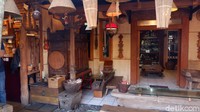 Selain itu, bertemu dengan suasana pedesaan yang khas dengan perabotan dan tiang penyangga yang berbahan kayu dan batu akan mulai terasa.