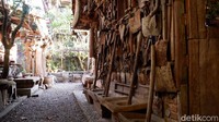 Desain interior disatukan dengan artefak khas Jawa dan peralatan petani. Meja dan kursi yang digunakan untuk pengunjung juga terbuat dari batu dan kayu.