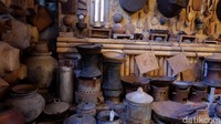 Kayu yang digunakan murni dari kayu jati dibuat dan diukir sendiri dengan keterampilan alami pembuatnya. Selintas terlihat seperti di Yogyakarta karena beberapa barang antik yang di pajang disetiap penjuru cafe dan studio sekitar 60% dari Jawa Tengah. Tapi ada juga yang dari Jawa Barat dan Jawa Timur.