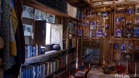 Selain bisa menikmati berbagai macam sajian makanan dan kopi, pengunjung juga bisa menikmati berbagai karya lukisan dan barang antik yang dipajang. Di bagian lantai dua terdapat perpustakaan pribadi yang kental akan budaya dan nuansa peninggalan sejarah.