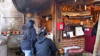 Untuk menuju lokasi wisata budaya ini, pengunjung tidak dikenakan tarif masuk hanya membayar parkir dan jika berminat membeli makanan dan minuman serta kopi di Cafe Studio Rosid. Harga makanan dan minuman sangat terjangkau mulai dari Rp 8 ribu.