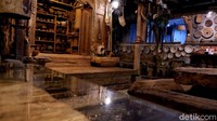 Kangen berlibur di Yogyakarta dengan nuansa khas tradisionalnya, tapi belum bisa ke sana? Mungkin tempat satu ini bisa jadi obat rindu yaitu di Rumah Budaya Rosid. Di dalamnya sudah termasuk studio seni dan ada cafe juga loh!