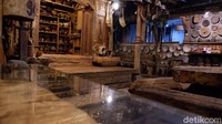 Barang-barang antik yang di pajang di setiap penjuru cafe dan studio sekitar 60% dari Jawa Tengah. Tapi ada juga yang dari Jawa Barat dan Jawa Timur. (Siti Fatimah/detikcom)