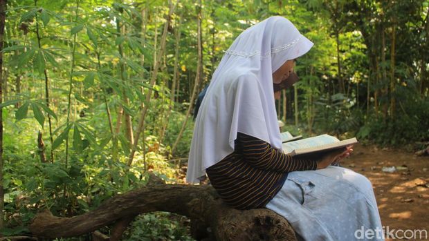 Sekolah Berbayar Sampah di Pinggiran Sungai Citarum